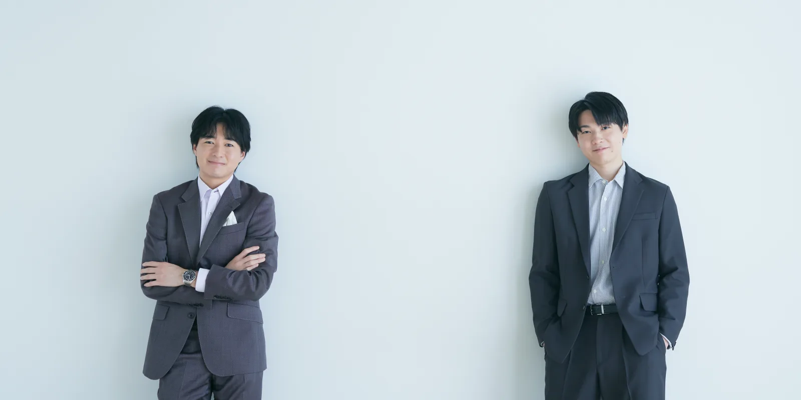 谷口と赤松が左右に立ち、中央に空間のあるツーショット